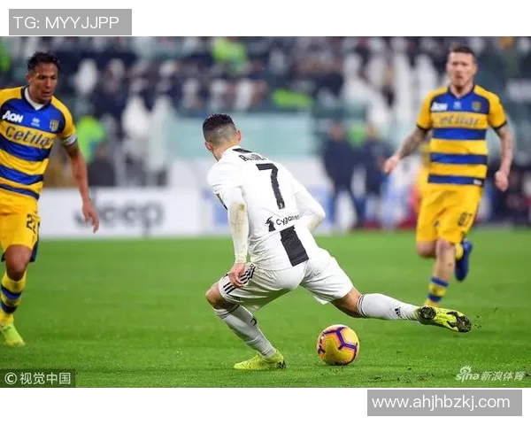 十年前足球场上的传奇球星回顾及其辉煌瞬间的深度分析